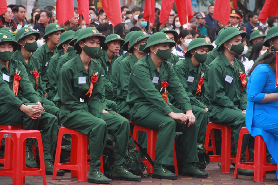 Tại thành phố Hà Tĩnh, từ 6h sáng 69 thanh niên đã có mặt từ sớm tại Trung tâm Văn hóa điện ảnh tỉnh Hà Tĩnh để chuẩn bị cho ngày hội tòng quân. Tại thành phố Hà Tĩnh, từ 6h sáng 69 thanh niên đã có mặt từ sớm tại Trung tâm Văn hóa điện ảnh tỉnh Hà Tĩnh để chuẩn bị cho ngày hội tòng quân.