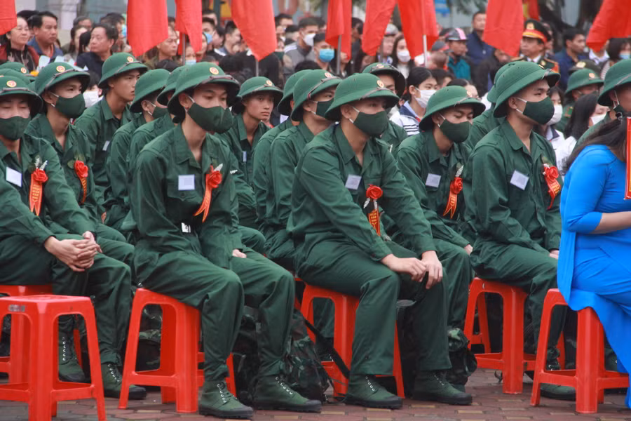 Tại thành phố Hà Tĩnh, từ 6h sáng 69 thanh niên đã có mặt từ sớm tại Trung tâm Văn hóa điện ảnh tỉnh Hà Tĩnh để chuẩn bị cho ngày hội tòng quân. Tại thành phố Hà Tĩnh, từ 6h sáng 69 thanh niên đã có mặt từ sớm tại Trung tâm Văn hóa điện ảnh tỉnh Hà Tĩnh để chuẩn bị cho ngày hội tòng quân.