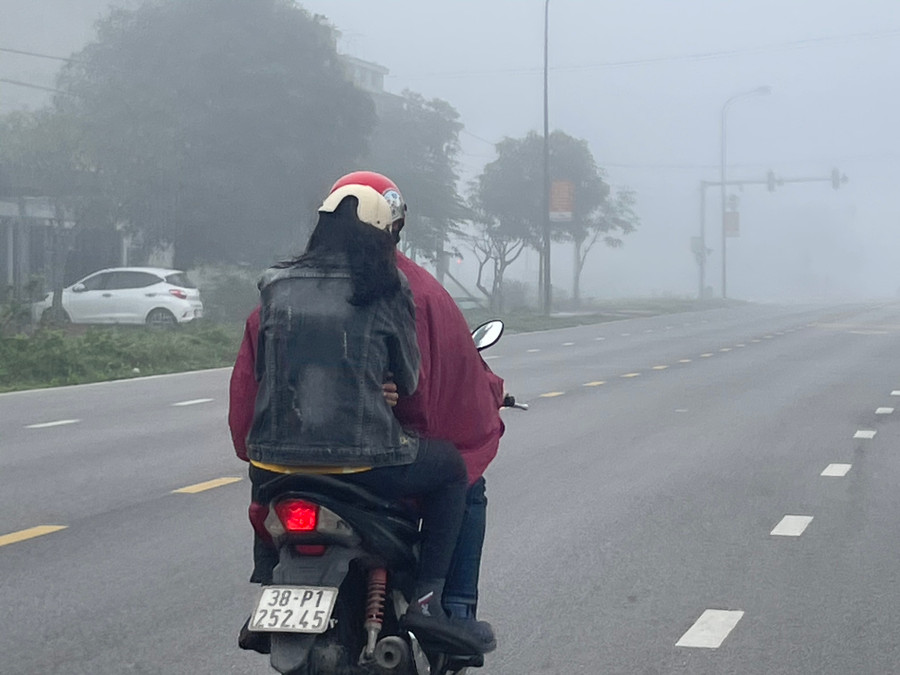 Người đi xe máy phải mặc áo mưa tránh ướt quần áo. &quot;Từ ngày hôm qua, thành phố Hà Tĩnh đã có sương mù, nhưng sáng nay tôi thấy nhiều hơn. Để khỏi bị ướt, khi đến cơ quan làm việc tôi phải mặc thêm áo mưa khi ra đường&quot;, chị Trần Thị Ngân (phường Thạch Quý, TP Hà Tĩnh) cho hay.
