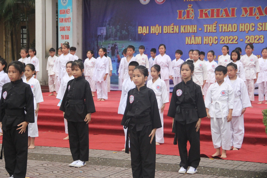 Thông qua mỗi kỳ đại hội, ngành giáo dục thành phố đánh giá lại công tác giáo dục thể chất tại các trường. (Trong ảnh: Màn trình diễn của học sinh trường iSChool mở màn khai mạc Đại hội Điền kinh thể thao học sinh phổ thông TP Hà Tĩnh).