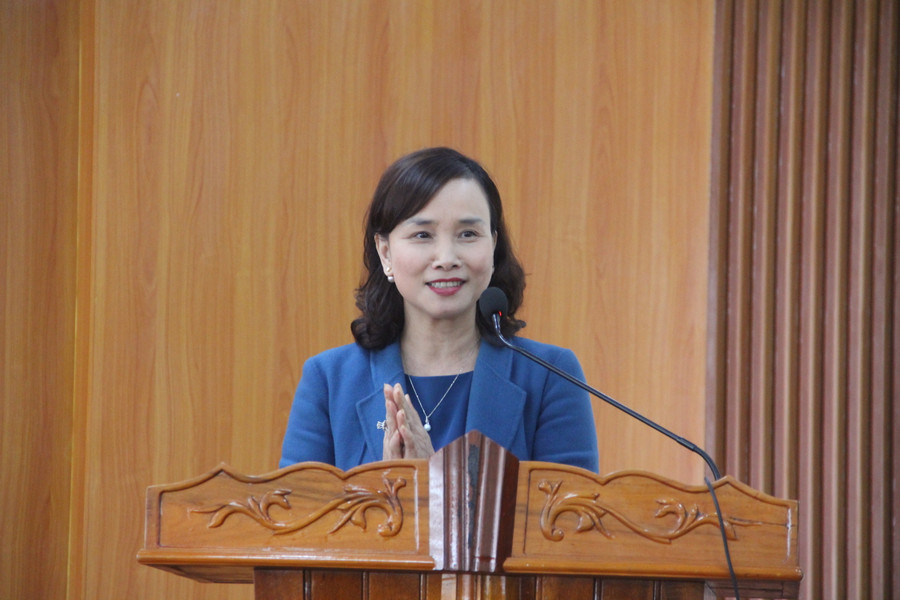 Bà Đặng Thị Quỳnh Diệp - Giám đốc Sở GD&amp;ĐT Hà Tĩnh phát biểu tại lễ gặp mặt.