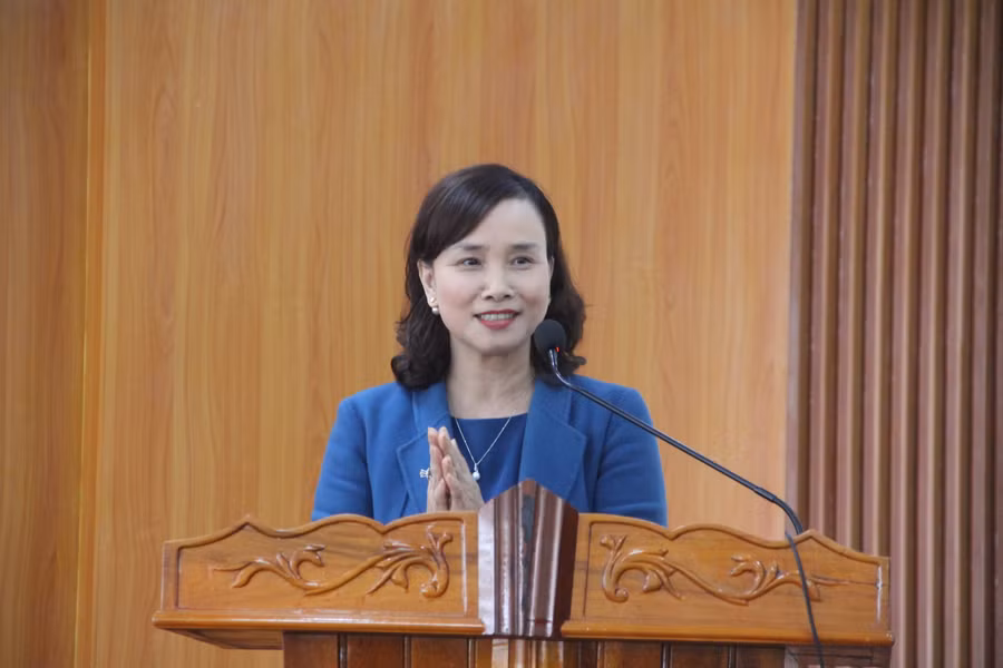 Bà Đặng Thị Quỳnh Diệp - Giám đốc Sở GD&amp;ĐT Hà Tĩnh phát biểu tại lễ gặp mặt.