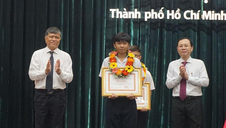 Ông Nguyễn Văn Hiếu, Phó Bí thư Thành uỷ TPHCM (ngoài cùng bên phải) và ông Nguyễn Văn Hiếu, Giám đốc Sở GD&ĐT TPHCM tặng bằng khen cho học sinh đạt giải Olympic quốc tế. Ông Nguyễn Văn Hiếu, Phó Bí thư Thành uỷ TPHCM (ngoài cùng bên phải) và ông Nguyễn Văn Hiếu, Giám đốc Sở GD&ĐT TPHCM tặng bằng khen cho học sinh đạt giải Olympic quốc tế.