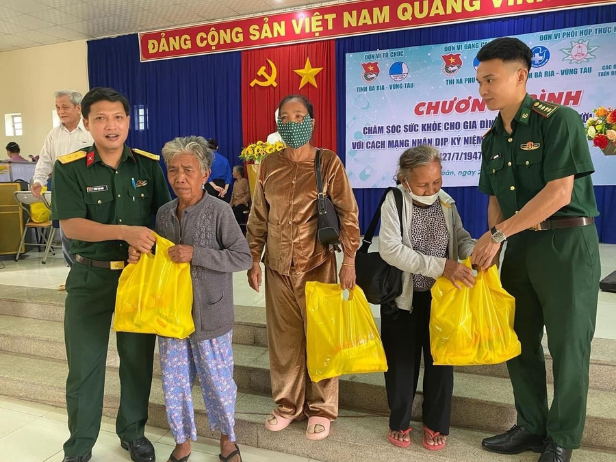 Bộ đội Biên phòng Bà Rịa-Vũng Tàu phối hợp với Tỉnh đoàn Bà Rịa-Vũng Tàu cùng và Hội tìm kiếm Liệt sĩ tỉnh tổ chức khám, cấp phát thuốc miễn phí và tặng 200 suất quà cho gia đình liệt sĩ và người có công với cách mạng địa bàn Thị xã Phú Mỹ, tỉnh Bà Rịa - Vũng Tàu.