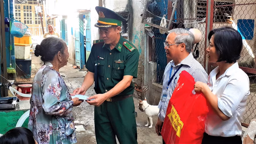 Đồn Biên phòng Bến Đá, Bộ đội Biên phòng Bà Rịa-Vũng Tàu và UBND phường Thắng Nhì, TP Vũng Tàu trao tặng quà cho gia đình liệt sĩ.