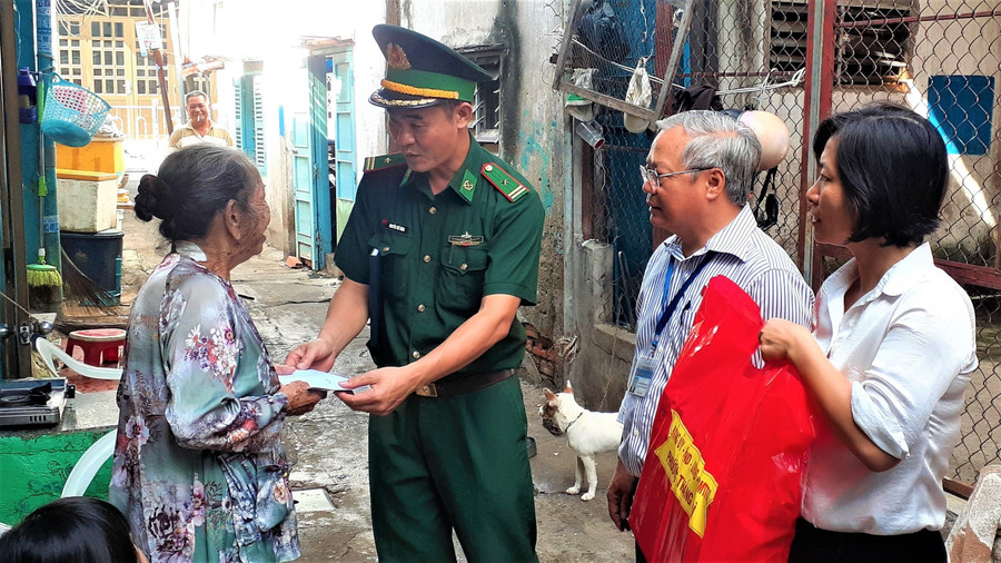 Đồn Biên phòng Bến Đá, Bộ đội Biên phòng Bà Rịa-Vũng Tàu và UBND phường Thắng Nhì, TP Vũng Tàu trao tặng quà cho gia đình liệt sĩ.