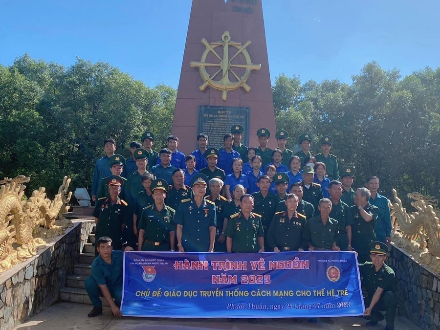 Tuổi trẻ Đồn Biên phòng Phước Thuận phối hợp với Hội Cựu Chiến binh và Đoàn thanh niên xã Phước Thuận tổ chức Hành trình về nguồn tại bia Di tích Đường Hồ Chí Minh trên biển - Bến Lộc An, xã Phước Thuận, huyện Xuyên Mộc (Bà Rịa-Vũng Tàu).