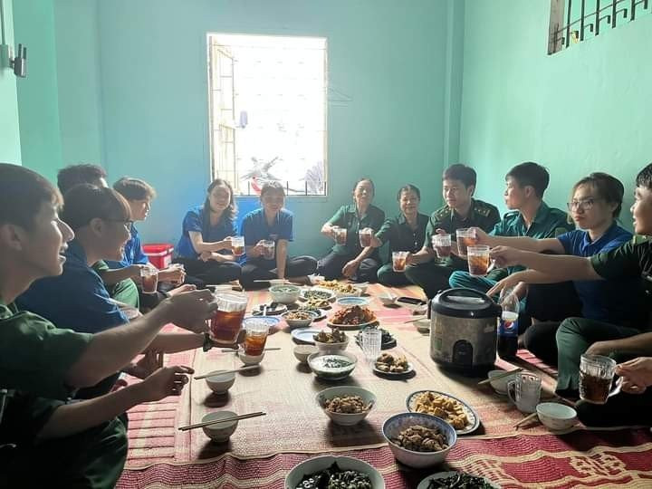 Cán bộ, chiến sĩ Đồn Biên phòng Chí Linh và các đoàn viên thanh niên, cán bộ Mặt trận Tổ quốc, lực lượng Ban Chỉ huy quân sự phường 10, TP Vũng Tàu đến nhà bà Lê Thị Duy - Cựu Thanh niên xung phong trên địa bàn phường 10, TP Vũng Tàu trong hoạt động tổ chức “Bữa cơm tri ân”.