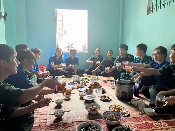 Cán bộ, chiến sĩ Đồn Biên phòng Chí Linh và các đoàn viên thanh niên, cán bộ Mặt trận Tổ quốc, lực lượng Ban Chỉ huy quân sự phường 10, TP Vũng Tàu đến nhà bà Lê Thị Duy - Cựu Thanh niên xung phong trên địa bàn phường 10, TP Vũng Tàu trong hoạt động tổ chức “Bữa cơm tri ân”.