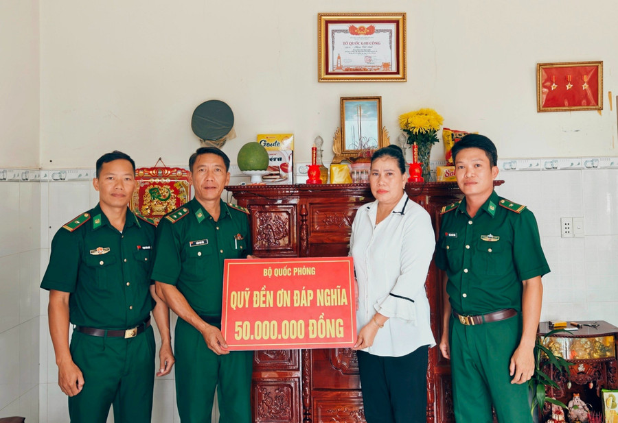 Thừa ủy quyền của Bộ Quốc phòng, Đồn Biên phòng Côn Đảo trao tặng quà trị giá 50 triệu đồng của Bộ Quốc phòng cho gia đình liệt sĩ Phạm Thế Anh tại huyện Côn Đảo, tỉnh Bà Rịa - Vũng Tàu.