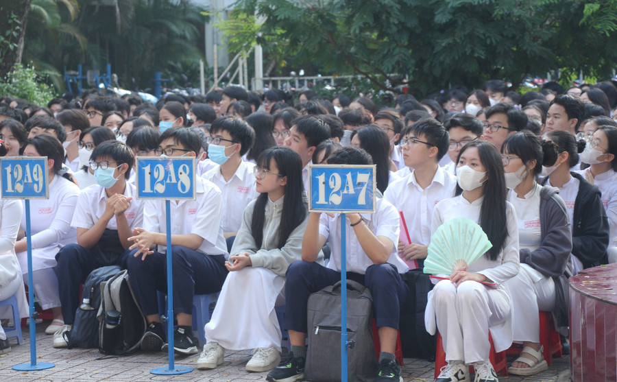 Học sinh hào hứng với hoạt động ngoại khóa.