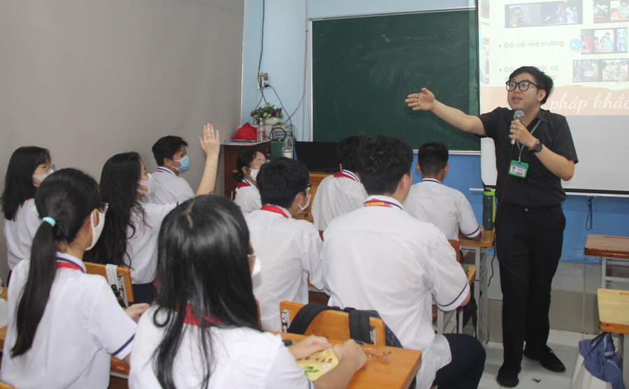 Thầy Võ Kim Bảo, Tổ trưởng Tổ Ngữ văn Trường THCS Nguyễn Du. Thầy Võ Kim Bảo, Tổ trưởng Tổ Ngữ văn Trường THCS Nguyễn Du.