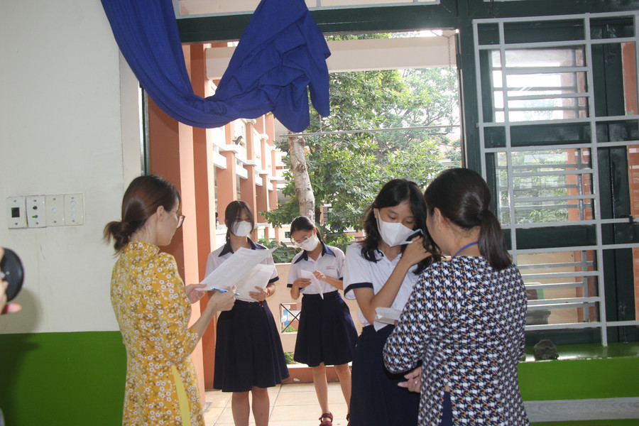 Cán bộ coi thi tại điểm thi Trường THPT Nguyễn Hữu Huân gọi thí sinh vào phòng. Cán bộ coi thi tại điểm thi Trường THPT Nguyễn Hữu Huân gọi thí sinh vào phòng.