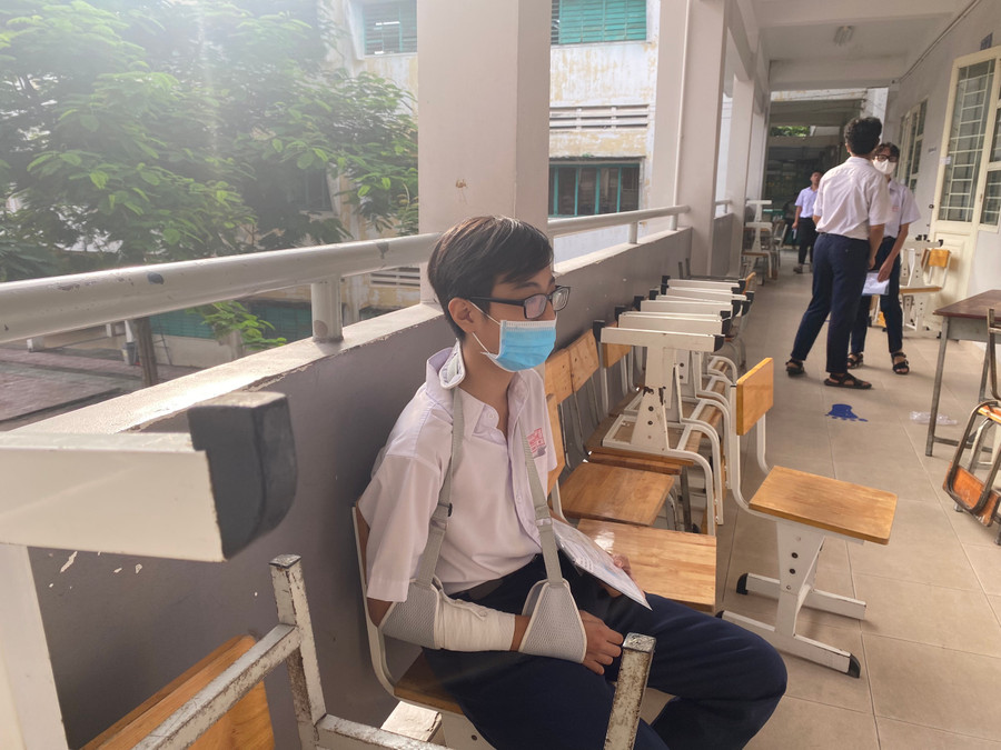 Trong môn thi đầu tiên, thí sinh Nguyễn Quang Phúc đến điểm thi từ rất sớm. Trong môn thi đầu tiên, thí sinh Nguyễn Quang Phúc đến điểm thi từ rất sớm.