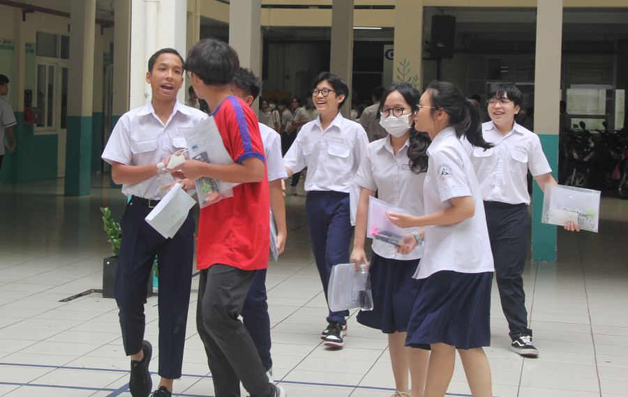 Thí sinh tại điểm thi Trường THCS Nguyễn Du tươi cười ra khỏi phòng thi. Thí sinh tại điểm thi Trường THCS Nguyễn Du tươi cười ra khỏi phòng thi.