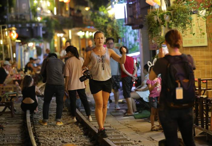 Tình trạng check-in tại khu vực đường sắt Phùng Hưng là rất nguy hiểm.