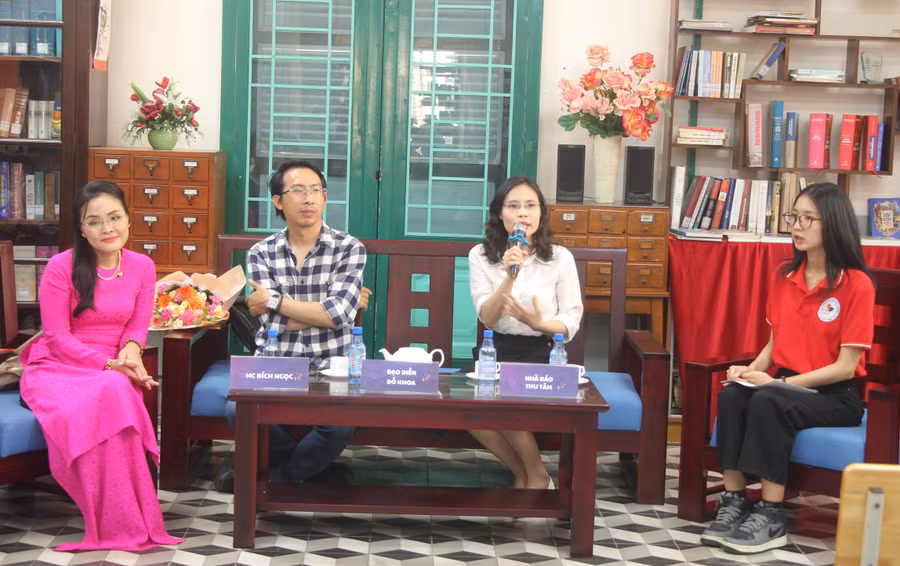 Nhà báo Thu Tâm, Báo Sài gòn giải phóng chia sẻ với học sinh.