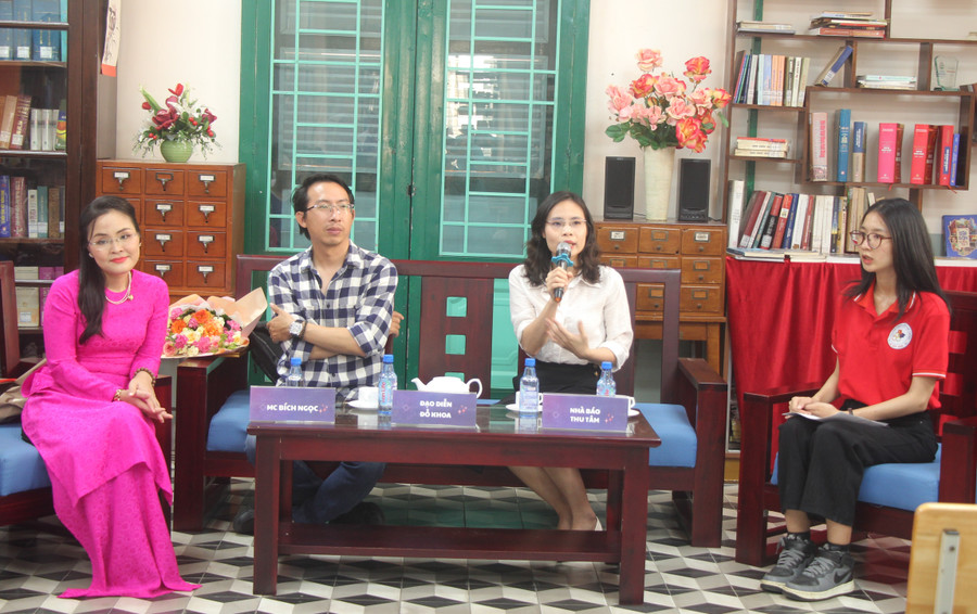 Nhà báo Thu Tâm, Báo Sài gòn giải phóng chia sẻ với học sinh. Nhà báo Thu Tâm, Báo Sài gòn giải phóng chia sẻ với học sinh.