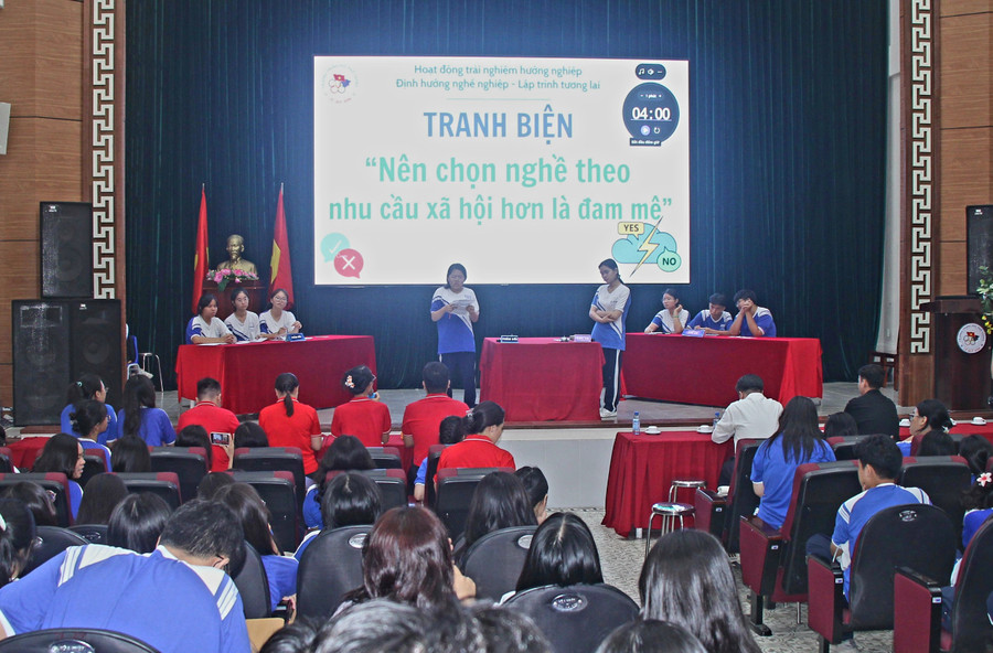 Học sinh tham gia phần tranh biện. Học sinh tham gia phần tranh biện.