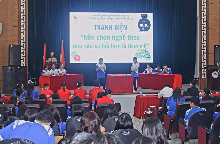 Học sinh tham gia phần tranh biện.