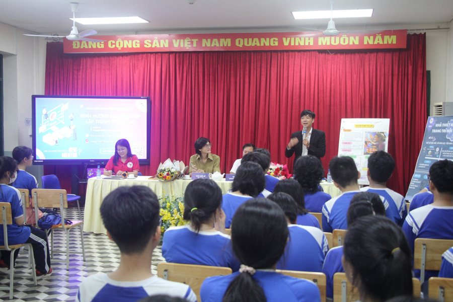 Diễn giả chia sẻ kinh nghiệm làm nghề với học sinh. Diễn giả chia sẻ kinh nghiệm làm nghề với học sinh.