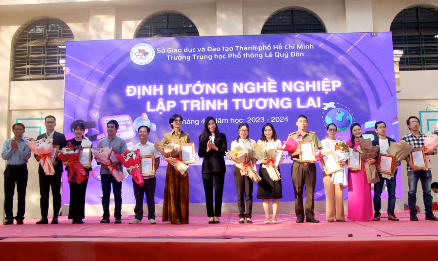 Ban giám hiệu nhà trường tặng hoa và thư cảm ơn đến các diễn giả.