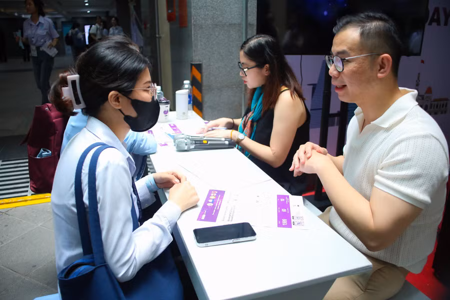 Sinh viên trực tiếp gặp nhà tuyển dụng tại ngày hội.