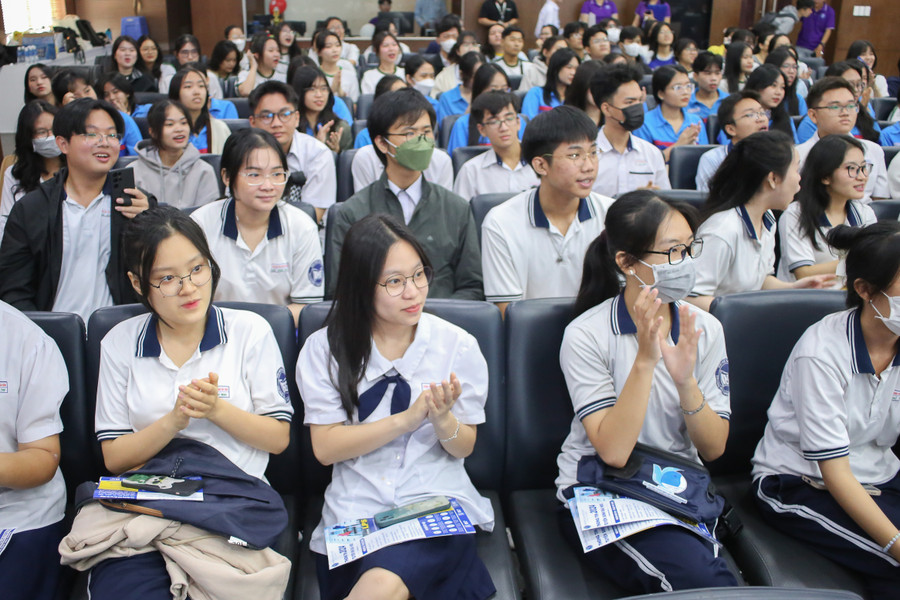 Học sinh THPT đến tham gia Ngày hội. Học sinh THPT đến tham gia Ngày hội.