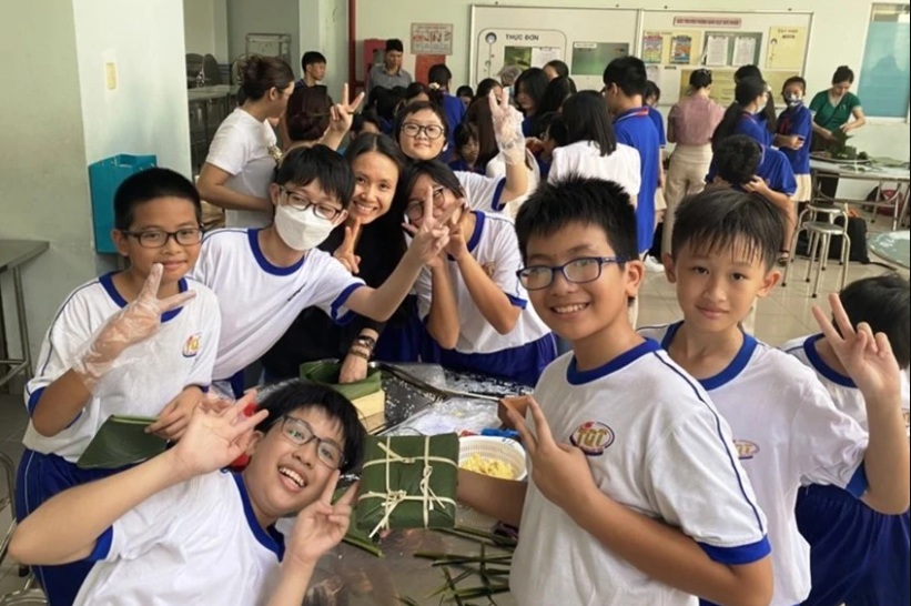 Học sinh Trường THCS Trần Quốc Toản 1 trong hoạt động gói bánh chưng tại trường. Ảnh: Website trường.