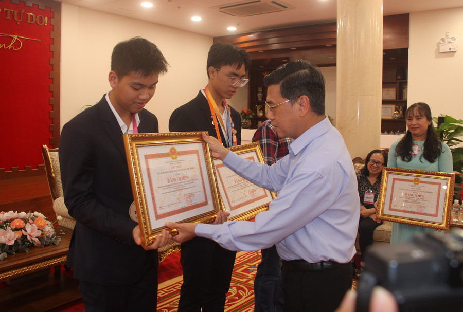 Ông Nguyễn Văn Dũng, Phó Chủ tịch UBND TPHCM tặng Bằng khen cho 2 học sinh. Ông Nguyễn Văn Dũng, Phó Chủ tịch UBND TPHCM tặng Bằng khen cho 2 học sinh.