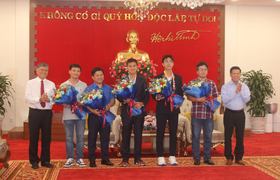 Ông Nguyễn Văn Dũng, Phó Chủ tịch UBND TPHCM và ông Nguyễn Văn Hiếu, Giám đốc Sở GD&ĐT TPHCM tặng hoa đoàn dự thi. Ông Nguyễn Văn Dũng, Phó Chủ tịch UBND TPHCM và ông Nguyễn Văn Hiếu, Giám đốc Sở GD&ĐT TPHCM tặng hoa đoàn dự thi.