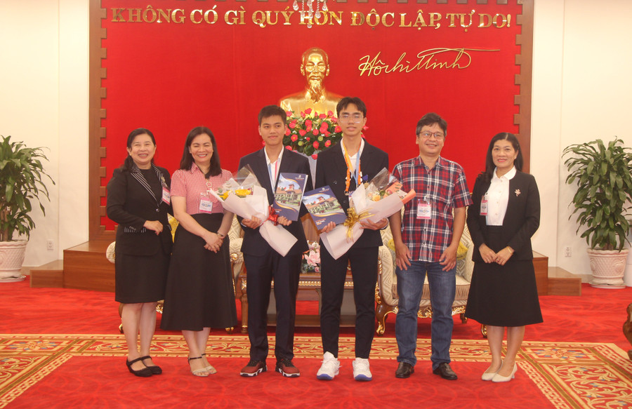 Ban giám hiệu, giáo viên Trường THPT chuyên Lê Hồng Phong chụp ảnh cùng 2 học trò vừa đạt giải. Ban giám hiệu, giáo viên Trường THPT chuyên Lê Hồng Phong chụp ảnh cùng 2 học trò vừa đạt giải.