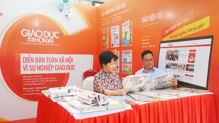 Các ấn phẩm của Báo Giáo dục và Thời sẵn sàng để du khách đến tham quan, đón đọc. Các ấn phẩm của Báo Giáo dục và Thời sẵn sàng để du khách đến tham quan, đón đọc.