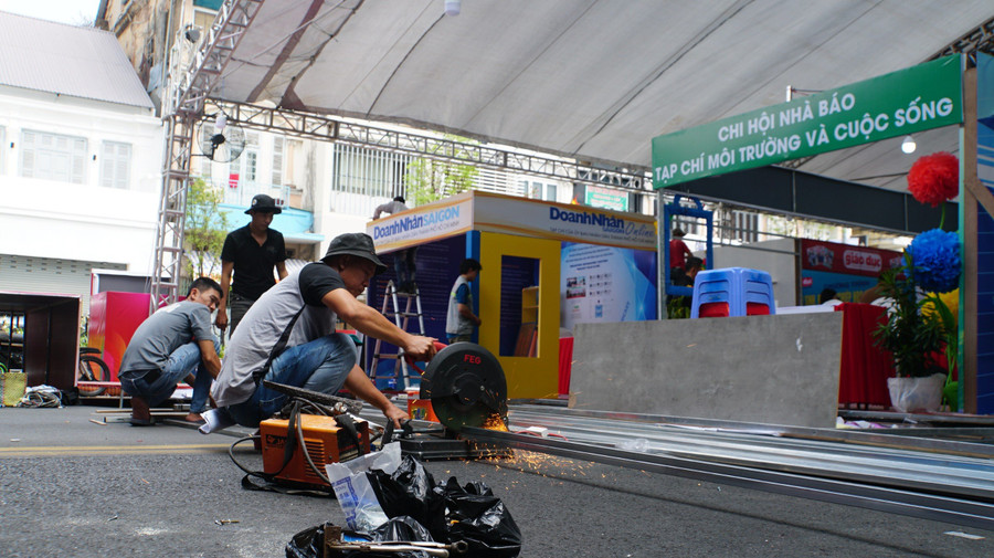 Sáng 14/3, nhiều đơn vị đang hoàn tất công tác trang trí gian hàng. Sáng 14/3, nhiều đơn vị đang hoàn tất công tác trang trí gian hàng.