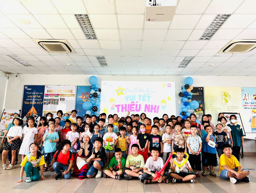 Cùng Cô Gái Hà Lan vui Tết Thiếu Nhi tại nhà máy Bình Dương và Hà Nam.