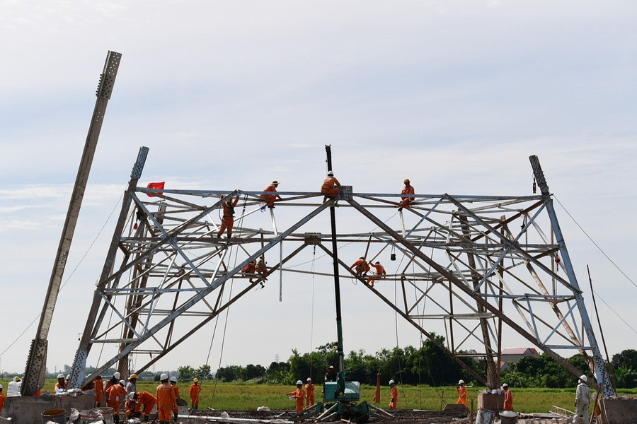Đến thời điểm hiện tại, toàn tuyến đã hoàn thành đúc toàn bộ vị trí móng, lắp 582 cột và hoàn thành kéo dây 47 khoảng néo.