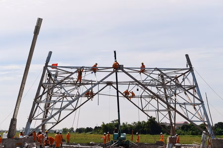 Đến thời điểm hiện tại, toàn tuyến đã hoàn thành đúc toàn bộ vị trí móng, lắp 582 cột và hoàn thành kéo dây 47 khoảng néo.