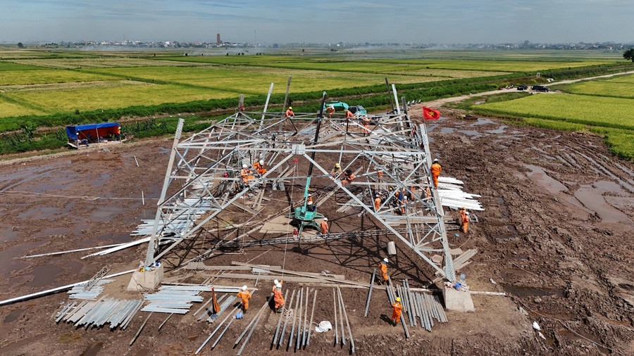 Dự án có tổng số 1.177 vị trí móng cột với tổng mức đầu tư 22.300 tỷ đồng đi qua địa bàn 9 tỉnh của miền Trung và miền Bắc.