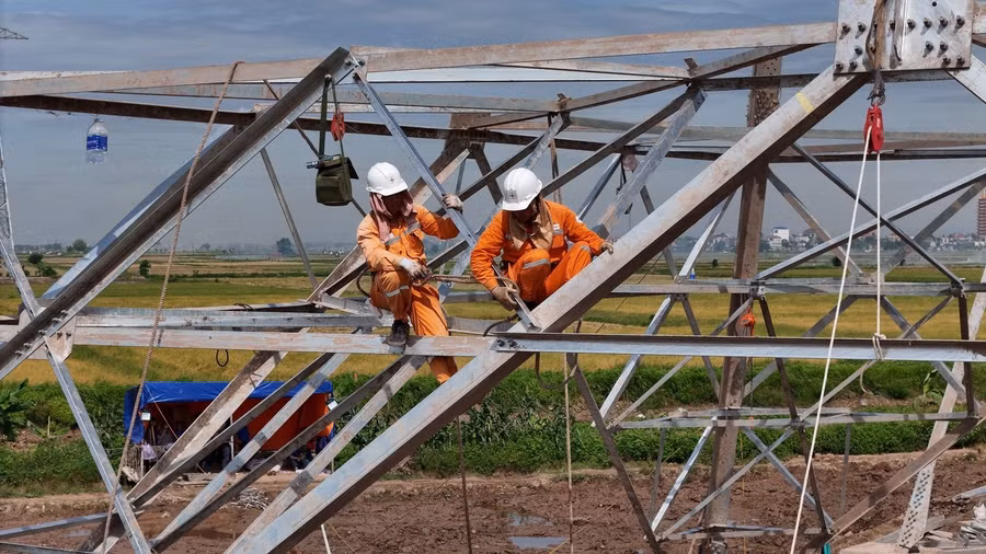 Trong những ngày này, thời tiết miền Bắc mưa nắng thất thường. Công nhân trực tiếp thi công tại công trường đã phải có nhiều sáng kiến và phương án để thi công ngày đêm đảm bảo tiến độ.