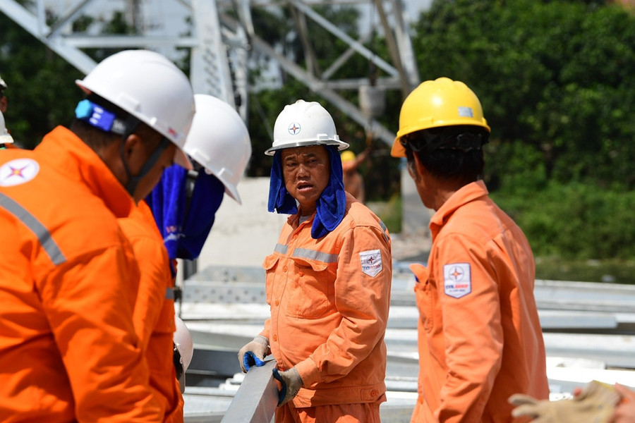 Ngoài EVN, dự án có sự hỗ trợ của nhiều đơn vị khác trong quá trình thi công và giải phóng mặt bằng như viễn thông, đoàn thanh niên địa phương có đường dây đi qua.