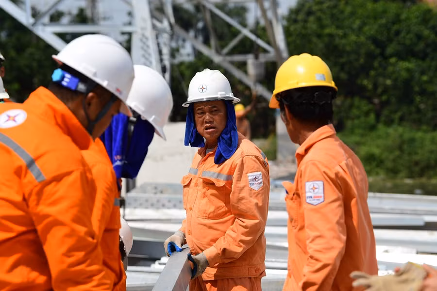 Ngoài EVN, dự án có sự hỗ trợ của nhiều đơn vị khác trong quá trình thi công và giải phóng mặt bằng như viễn thông, đoàn thanh niên địa phương có đường dây đi qua.