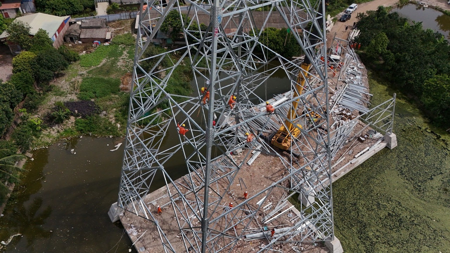 Khó khăn nhất của dự án là việc cung cấp vật tư, thiết bị do khối lượng thiết bị rất lớn, địa hình hiểm trở lại phải thực hiện trong thời gian ngắn nên đã có nhiều giải pháp được đưa ra để điều hành vượt khó.