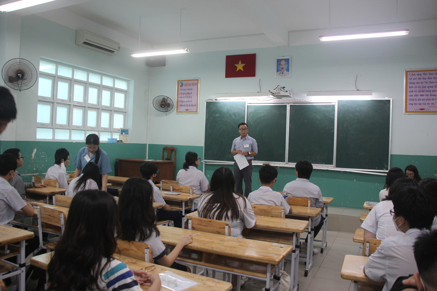 Thí sinh tại Trường THCS Võ Trường Toản nghe phổ biến quy chế thi. Thí sinh tại Trường THCS Võ Trường Toản nghe phổ biến quy chế thi.