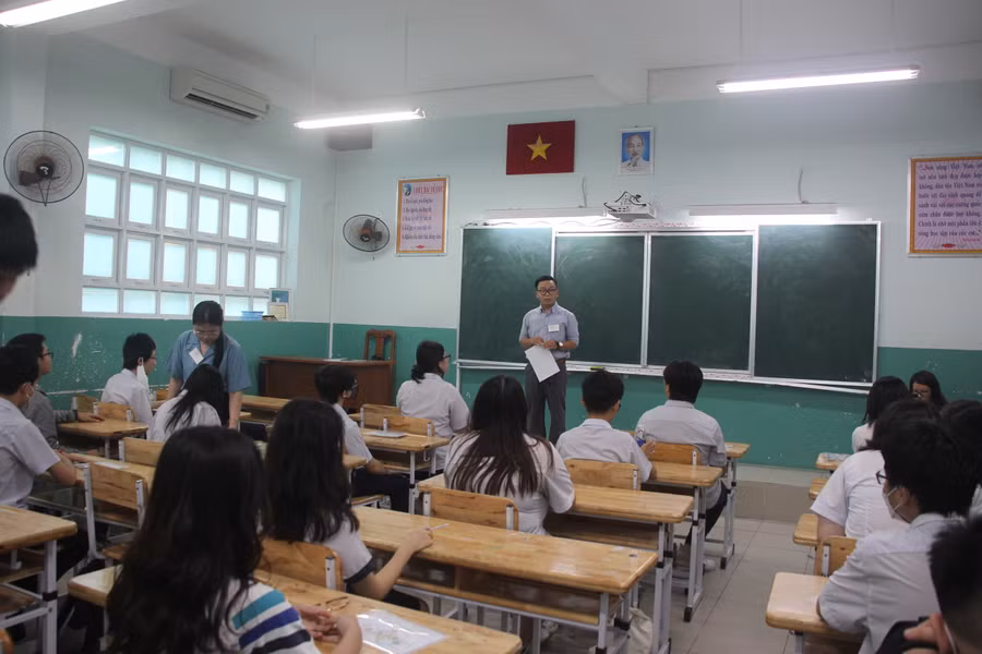 Thí sinh tại Trường THCS Võ Trường Toản nghe phổ biến quy chế thi.