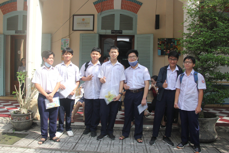 Các thí sinh tại điểm thi Trường THCS Võ Trường Toản đến điểm thi từ rất sớm. Các thí sinh tại điểm thi Trường THCS Võ Trường Toản đến điểm thi từ rất sớm.