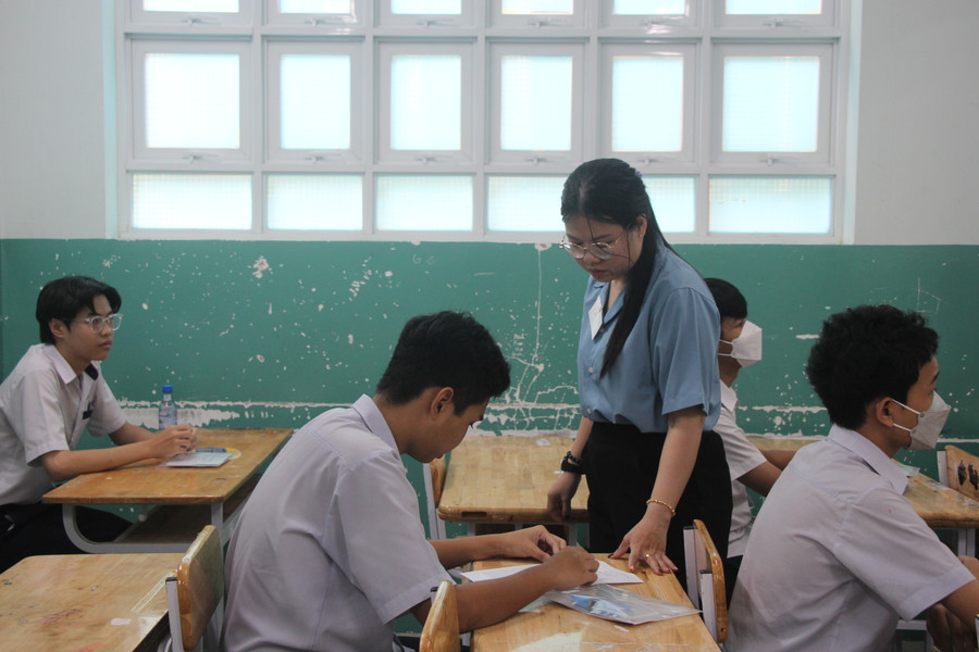 Cán bộ coi thi cho thí sinh rà soát thông tin trong ngày làm thủ tục dự thi. Cán bộ coi thi cho thí sinh rà soát thông tin trong ngày làm thủ tục dự thi.