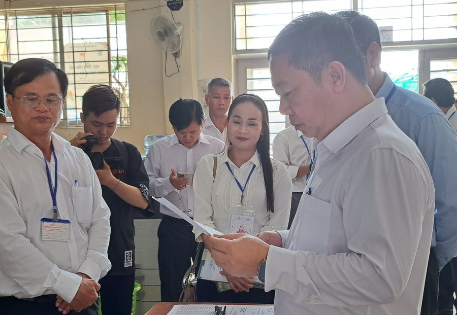 Phó Chủ tịch UBND TPHCM Dương Anh Đức kiểm tra điểm thi tuyển sinh vào lớp 10 tại huyện Cần Giờ. Phó Chủ tịch UBND TPHCM Dương Anh Đức kiểm tra điểm thi tuyển sinh vào lớp 10 tại huyện Cần Giờ.