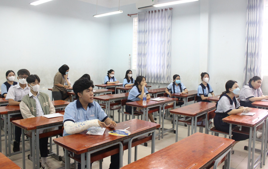 Dù bị gãy tay nhưng thí sinh Nguyễn Vạn Thành tại điểm thi Trường trung học cơ sở Đoàn Thị Điểm (quận 3) vẫn đến làm thủ tục dự thi. Dù bị gãy tay nhưng thí sinh Nguyễn Vạn Thành tại điểm thi Trường trung học cơ sở Đoàn Thị Điểm (quận 3) vẫn đến làm thủ tục dự thi.