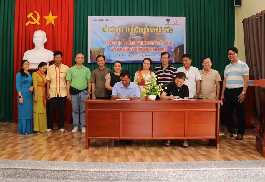 Đại diện Khoa Du lịch Trường Đại học Nguyễn Tất Thành ký kết hợp tác với Làng gốm Bàu Trúc. Ảnh: Quảng Đại Tuyên. 