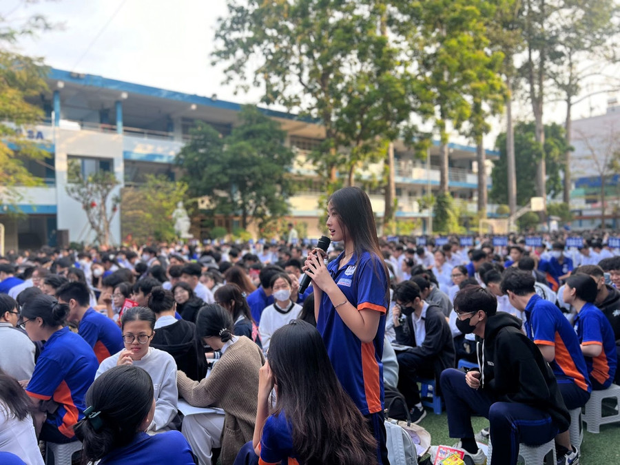 Các bạn học sinh rất hăng hái trả lời câu hỏi từ thầy Phùng Minh Trí. Các bạn học sinh rất hăng hái trả lời câu hỏi từ thầy Phùng Minh Trí.